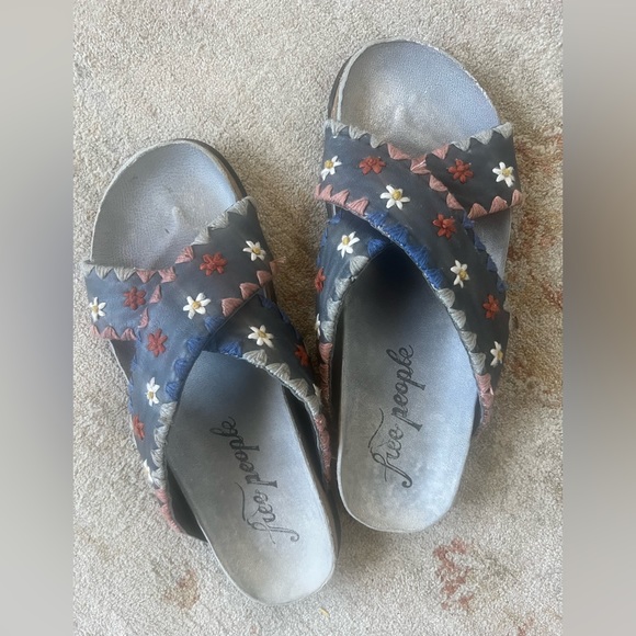 Free People Crisscross strap embroidered sandals w/cork footbed. Size 40 (8.5/9) - Picture 2 of 7